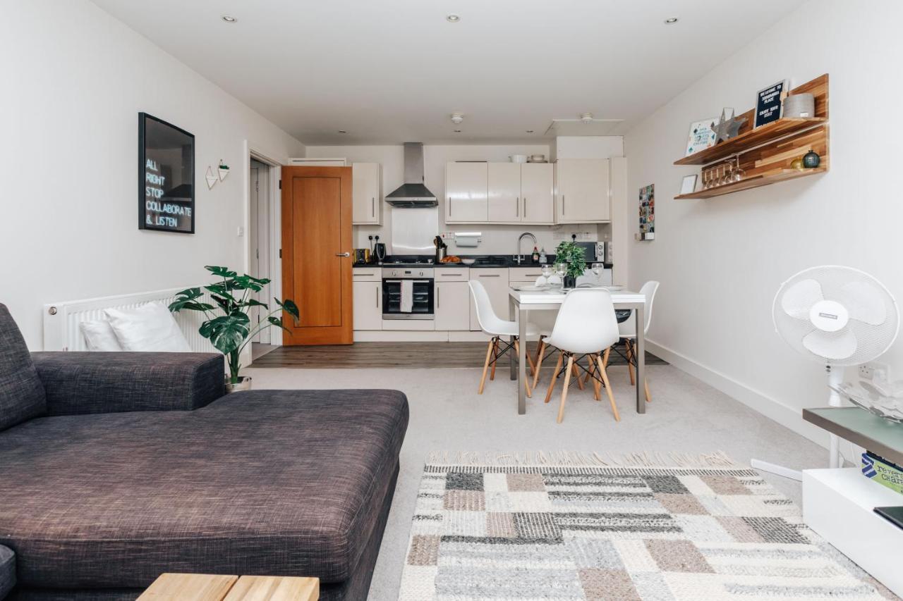 Central Modern Flat For 4-6 & Dedicated Parking 亨利昂泰晤士 外观 照片