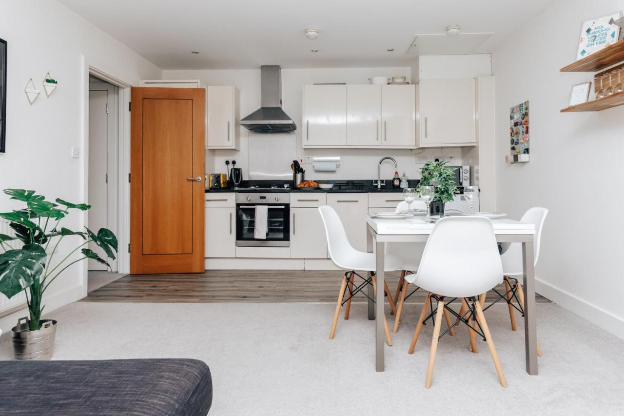 Central Modern Flat For 4-6 & Dedicated Parking 亨利昂泰晤士 外观 照片